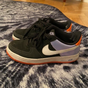 Nike air Force 1 - Supercoola och unika air force 1 i storlek 38. De är lite för stora för mig som normalt är 37 i Nike skor. Slitna på insidan av hälen därav lägre pris! Bytes ej! Nypris 1099kr