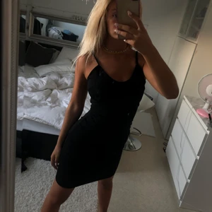 Svart klänning - Svart klänning från Nelly använd typ 1 gång, formar väldigt fint🦋