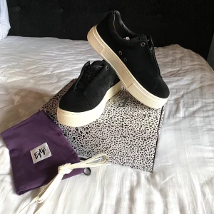 Helt nya Eytys sneakers - Jag har tyvärr beställt hem två par skor från Eytys i för liten storlek och vill nu gärna sälja dom vidare!                                    Original pris 1800kr. Modell DOJA i mocka. Storlek 37. Skopåse, vita snören och låda tillkommer.