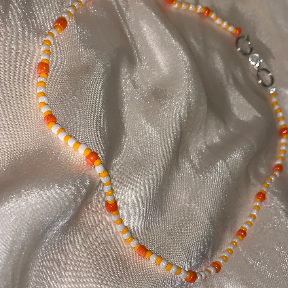 Kolla in @smyck.a på instagram och dm:a mig om du är intresserad av något. Dessa är simpla pärlhalsband som säljs för 39kr plus 11kr frakt💕 finns i massvis med färger. Accessoarer.