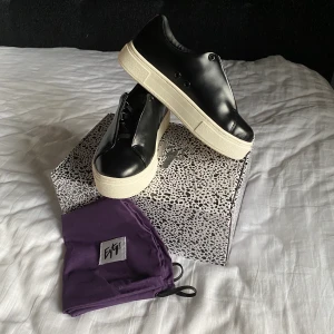 Helt nya Eytys sneakers - Jag har tyvärr beställt hem två par skor från Eytys i för liten storlek och vill nu gärna sälja dom vidare!                                    Original pris 1800kr. Modell DOJA i läder. Storlek 37. Skopåse, vita snören och låda tillkommer.