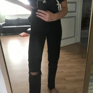JEANS - Weekday modell ROW. Klippt eget hål på knät. Storlek: W25L32