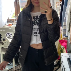 Svart dunjacka  - Säljer denna dunjacka, frakt: 66kr💞💞 om flera är intresserade blir det budgivning kram🥰