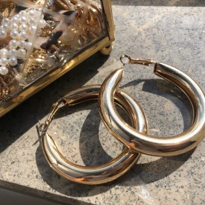 Hoops örhängen  - Ett par fina guld hoops köpta från h&m✨ Frakten kostar 11kr!