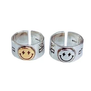 Smiley Ring - Säljer den GULDIGA ringen! Köpt här på plick, aldrig haft på mig den då jag har en silvrig också! Frakt tillkommer!💛