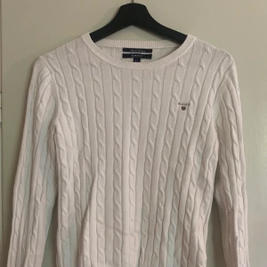 Vit kabelstickad tröja från Gant. - En vit kabelstickad tröja från Gant. Fint skick. Säljes pga att den aldrig kommer till användning. Nypris 1 995kr. Storlek S. Frakt tillkommer💋