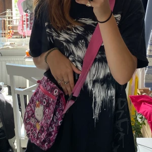 Hello Kitty väska  - Säljer denna söta väska, Buda!! Frakt: 66kr💞