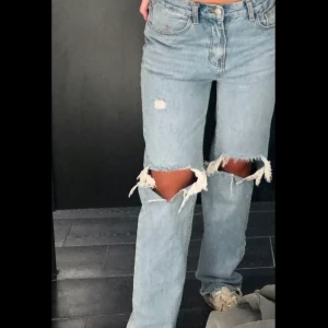 Populära jeans - säljer nu mina super efterfrågade och populära jeans!!! dom är i väldigt bra skick trots mycket användning. hålen har blivit större samt små, knappt märkbara fläckar vid byxans slut(bild 3)!! jag är cirka 173cm och bär storlek xs-s. LB: 500kr