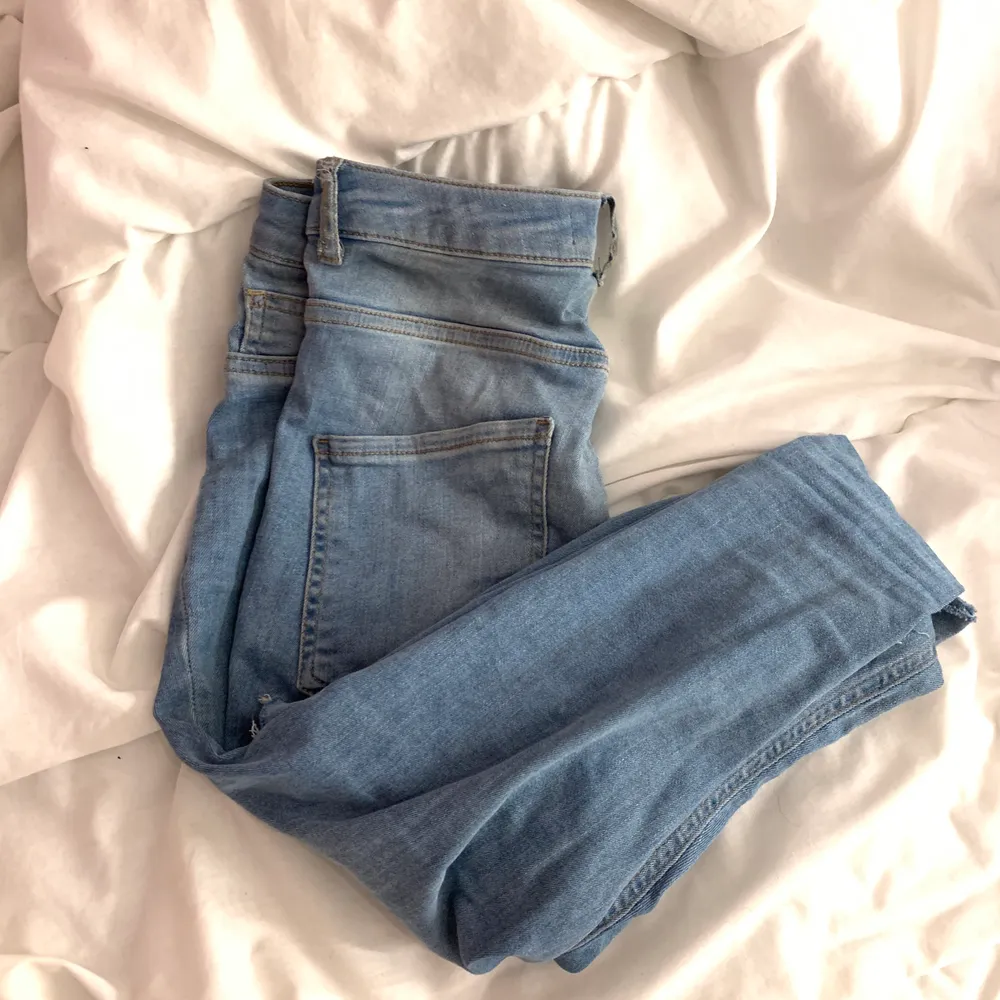 ljus blåa jeans med egna hål. highwaist och bra passform över rumpan.. Jeans & Byxor.