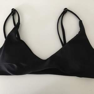 svart bikini topp från shein, aldrig använd 🧡🧡 35kr + 22kr frakt (pris kan diskuteras)