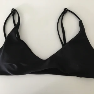 svart bikiniöverdel  - svart bikini topp från shein, aldrig använd 🧡🧡 35kr + 22kr frakt (pris kan diskuteras)