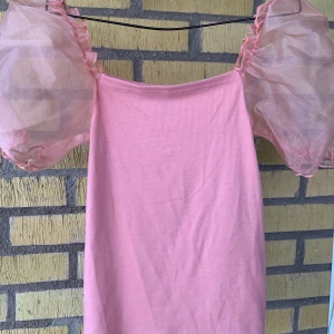 New Look organza sleeve top in pink - Never used, only tried on. Buy this one, and the pink one, for 110sek total + shipping. 