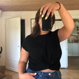 Topp från NA-KD - Sparsamt använd omlottopp från NA-KD. Skön vardagströja som fungerar till alla tillfällen! Säljes på grund av att den inte kommer till användning. Köpare står för frakt. 