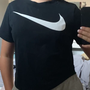 Nike t-shirt - Säljer min nike t-shirt, den är lite kortare en än vanlig modell.strl S. Man kan typ ha den på idrotten i skolan eller bara som en vanlig tröja. Snygg men kommer inte till användning då jag har två. Startpris: 70kr💞 nypris: 250kr. 