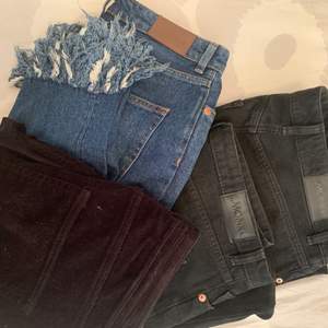 Två par svarta Taiki jeans storlek 30, ett par blåa Kimono jeans med fransar i storlek 29 & ett par svarta byxor i sammet i storlek 42 (små i storleken). Säljes tillsammans. Använt men i fint skick