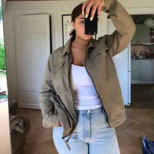 Vintage Jacka - Superfin oversized vintage jacka från Beyond Retro. Mörkt beige i färgen, och väldigt skön. Passar till alla årstider. Sälges på grund av att den inte kommer till användning. Köparen står för frakt. Pris kan diskuteras så båda blir nöjda. 
