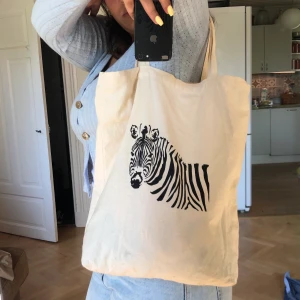 Tygväska - Tygväska med girafftryck. Säljes på grund av att den inte kommer till användning. Köpare står för frakt. 