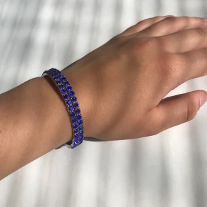 Blått diamant armband - Ett fint och enkelt armband av blåa små stenar. Får inte användning av det och därför ska den säljas. 20kr + frakt 11kr (tar bara swish)