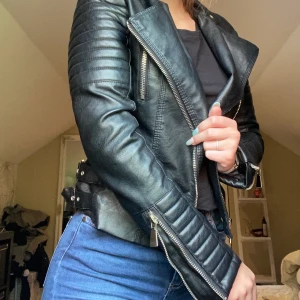 Chiquelle Moto Jacket - Svart moto jacket från chiquelle 🖤 inga defekter förutom en reva i innertyget men inget som märks😁 Nypris: 699kr 