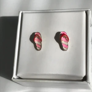3 par örhängen - 3 par riktigt somriga örhängen!! Sandaler, drinkar, bikinis. Dem kommer inte till användning och därför säljs dem nu:) 30kr + frakt 11kr (tar bara swish)