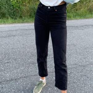 superfina svarta jeans i bra kvalitet, modell ribcage straight,  säljer för de är lite korta för mig😿 skriv för fler bilder💗 nypris 1129