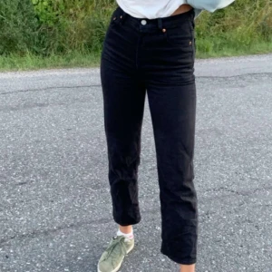 svarta Levi's jeans  - superfina svarta jeans i bra kvalitet, modell ribcage straight,  säljer för de är lite korta för mig😿 skriv för fler bilder💗 nypris 1129