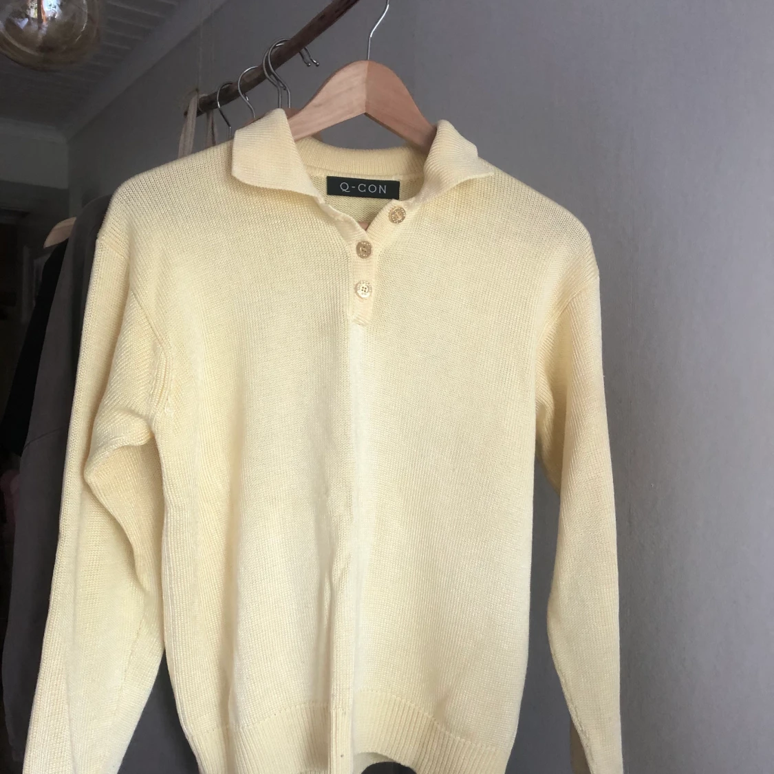 En honungsfärgad tröja/kofta - 90