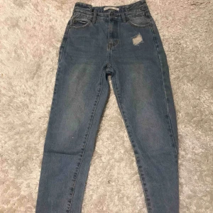 Super coola unika jeans - Mina favvo jeans har blivit försmå därför säljer jag, jätte bra kvalitet (ej stretchiga) superbra skick har köpt från en affär som heter house som finns i Polen, buda och kommentera om du är intresserad Startbud:100kr