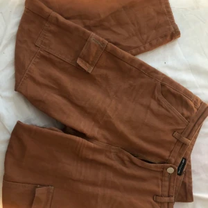 Bruna snygga vintage byxor  - Riktigt snygga bruna cargo byxor köpta för 600kr  Skulle säga att storleken är cirka S-M  
