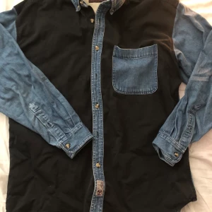 Snygg vintage oversize skjorta - Vintage skjorta från London Storlek L .  Skjortan är köpt i London i en vintage butik för cirka 600kr  