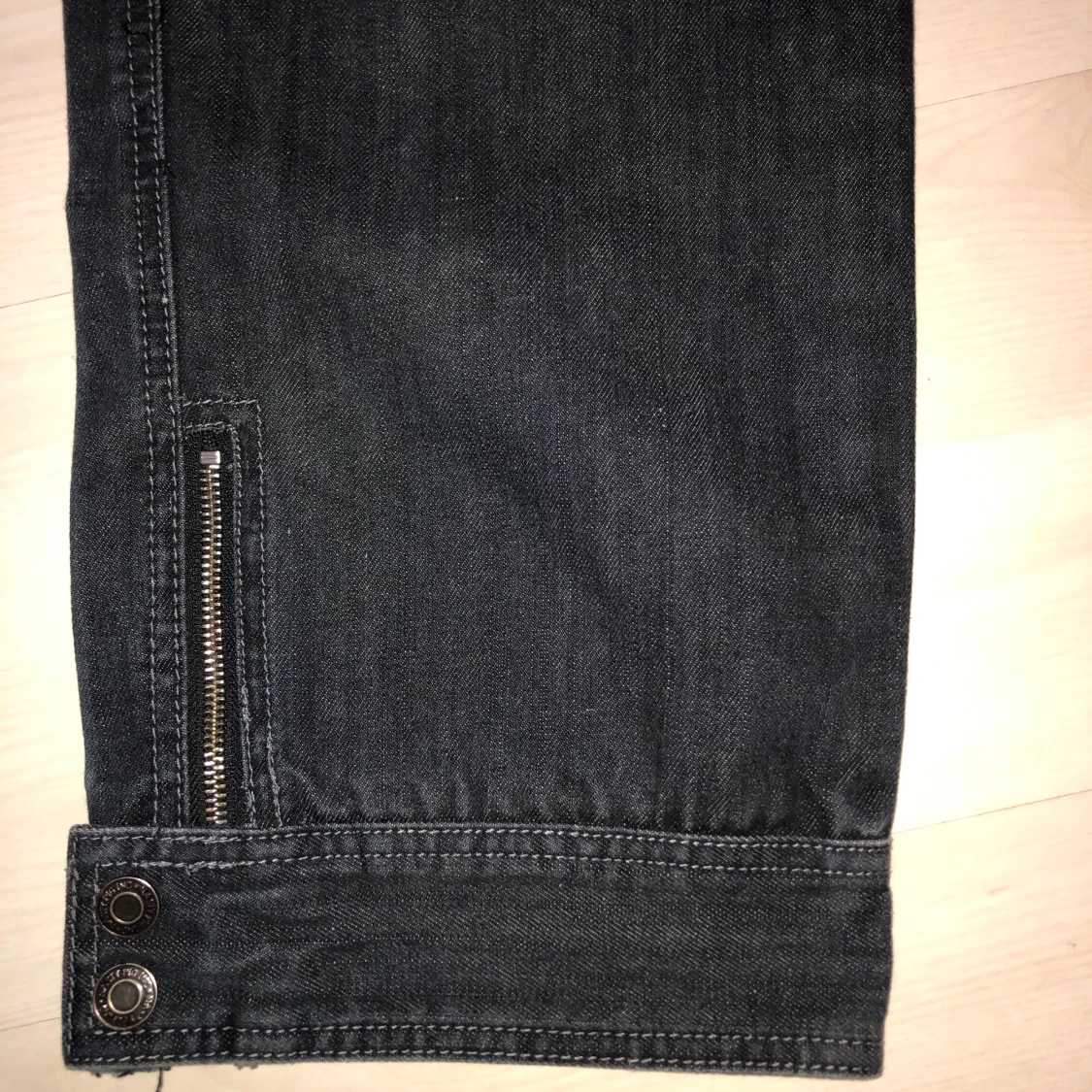 Mörkblå jeans me snygga detaljer - 91