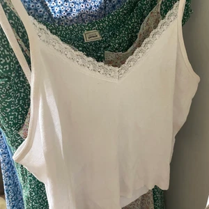 Vitt spetslinne  - Vitt spettslinne som är croppad själv och i jättebra skick. Köpt second hand