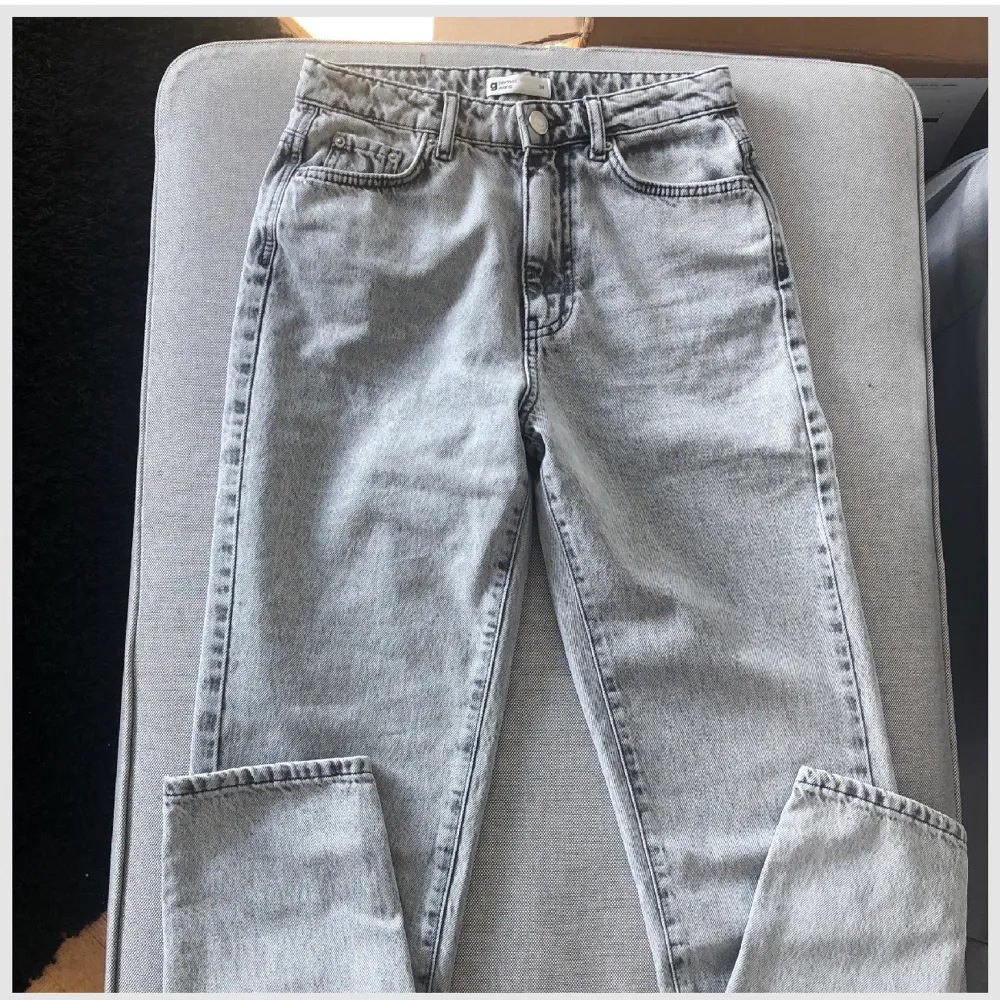 Mom jeans från Gina tricot, endast testade✨Jättefina på💕 står ej för frakt🌸buda gärna. Jeans & Byxor.
