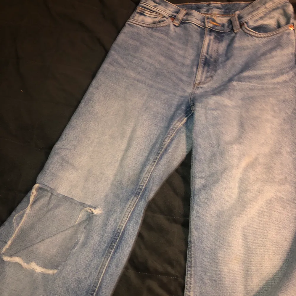 Snygga jeans ifrån monki som jag själv har gjort en slitning i. Köparen står för frakten. Jeans & Byxor.