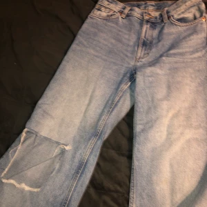 Jeans ifrån monki - Snygga jeans ifrån monki som jag själv har gjort en slitning i. Köparen står för frakten