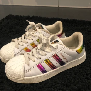 Adidas Superstar SÅLD - Säljer dessa coola Adidas Superstar i regnbågsfärg. Storlek 37, begagnade men bra skick. Fler bilder finns!