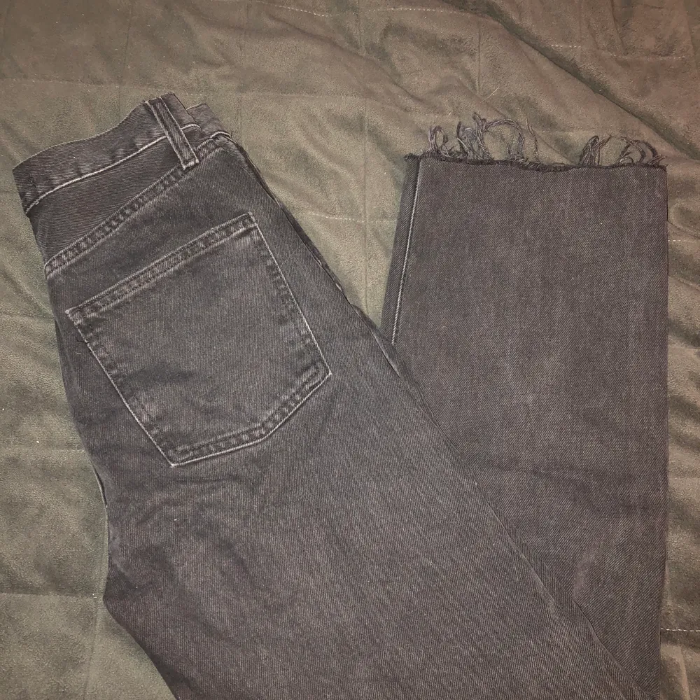 Gråa jeans från zara med snygga slitningar. Strlk 32 men passar också strlk 34 skulle jag säga. Längden passar 160-165. Köparen står för frakten. Jeans & Byxor.