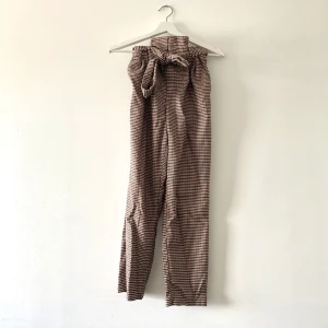 H&M byxor/pants - Byxor som har blivit används bara fåtal gånger, perfekt för hösten 💞 (jag är 171,5cm lång och de är lite för korta på mig)|| tvättas och stryks innan leverans 🤍