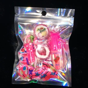 Goodiebag💖 - En supersöt goodiebag som innehåller glitter, godis, en scrunchie och en highlighter💖 49kr plus 11kr frakt✨ 