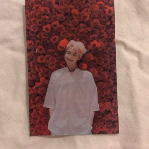 BTS RM klistermärke  - Supergullig ”boyfriend material sticker” på namjoon framför en vägg av rosor🥺💜