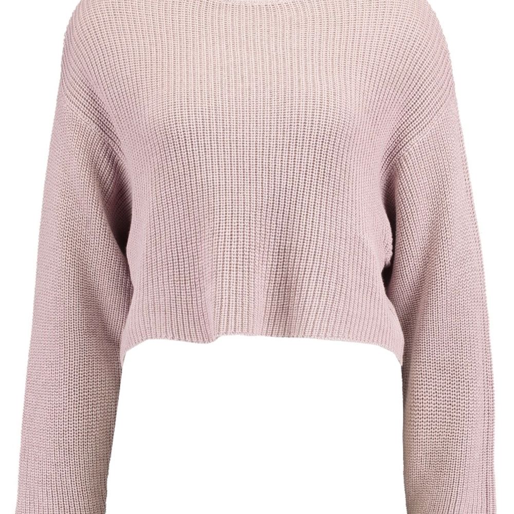 En kortare rosa stickad tröja från even&odd, köpt på Zalando. Endast använd ett fåtal gånger, i väldigt fint skick. Nypris 249kr, säljes för 100, köparen står för frakt. Stickat.