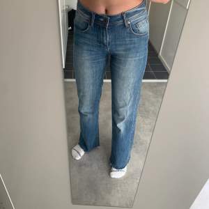 Snygga massimudutti jeans i bra skick, super sköna köpta i Danmark på vintage 
