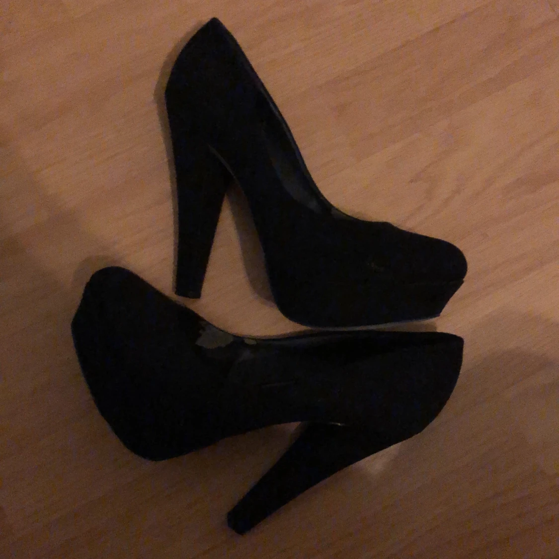 Ett par svarta klackskor - 91