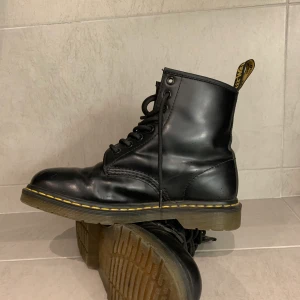 Dr Martens  - Jag säljer mina Dr Martens som jag använt 2 gånger för fotografering för outfitbilder, behövs mer detaljerade bilder så kan jag skicka i chatt. Dem är i väldigt bra skick och ser helt nya ut vilket dem också är! Priset går att diskutera. Frakt står du för