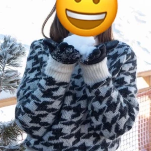 Stickad tröja - Ass snygg skickad tröja som endast är använd fåtal ggr. Köptes för 600 kr men säljer för 250 kr. Storlek s men sitter liter oversize. ( första 2 bilderna är lånade )