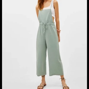 SÖKER  - Söker denna byxdress från Bershka i strl M/L! 