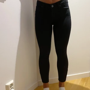 Lee Jeans - Svarta jeans ifrån Lee. I bra skick och knappt använda då dem är lite korta på mig (Är 167), så skulle passa någon med lite kortare ben. Storlek W27 L31. Buda gärna i kommentarerna. Köparen står för frakten som tillkommer.💗