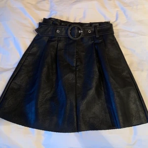 Svart läderkjol - Zara - Super fin läderkjol från Zara. Aldrig använd 