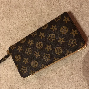 Plånbok med fint mönster  - Fin plånbok med många fack och plats för pengar, sköljer pga inte använt något.