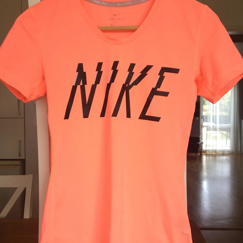 Rosa tränings t-shirt från Nike. Frigursydd med stora bokstäver.        Köpare står för frakt . Hoodies.